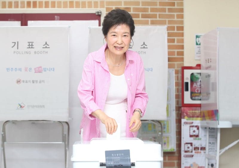 박근혜 전 대통령, 분홍 셔츠 입고 대구서 투표 "소중한 한 표, 반드시 행사해야"