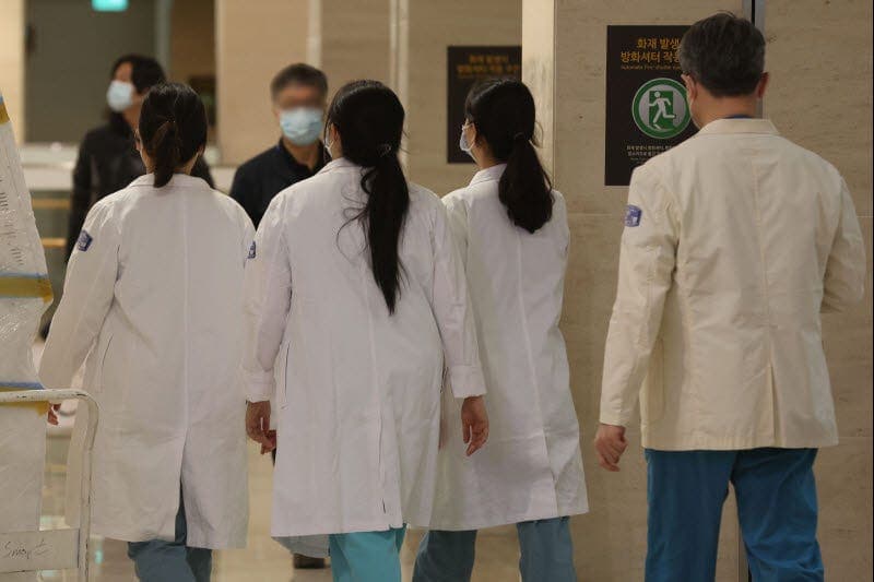 '의료계 블랙리스트' 유포 전공의 징역형 집행유예 확정…의사 면허 취소