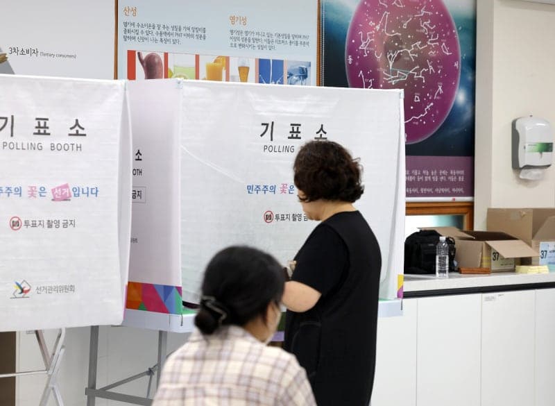"대통령도 보여주는데 왜 안 돼" 경남 투표소서 소란, 폭행, 용지 훼손 잇따라