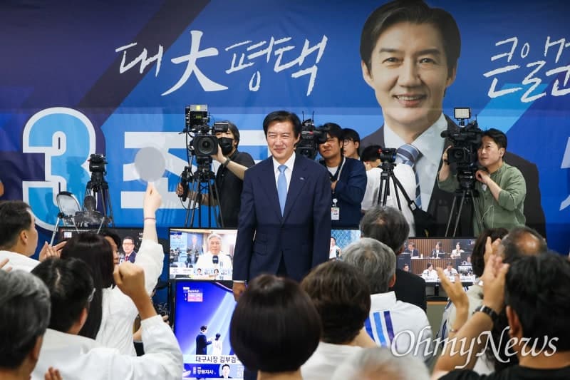 평택을 출구조사 초접전, 조국 "차분하게 지켜보자"