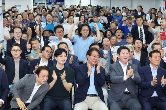 한동훈 캠프, 엇갈린 출구조사에 '긴장'과 '환호' 교차…JTBC 예측조사엔 '환호'