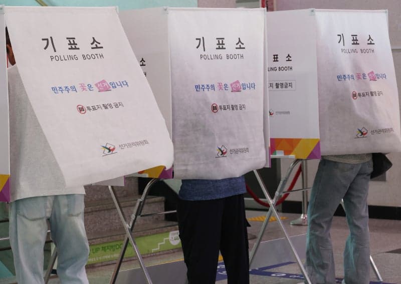 지방선거 오전 10시 투표율 11.0%…직전 지선보다 2.3%p↑