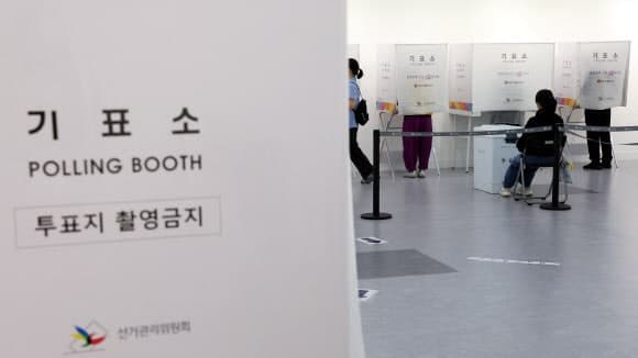 세종 투표소서 "대통령도 이렇게 했는데" 투표 용지 들고 소란 피운 40대 퇴장 조치
