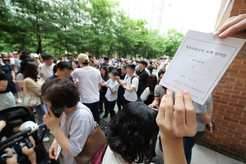 지방선거 투표 열기 속 혼란, 용지 부족·소란 잇따라