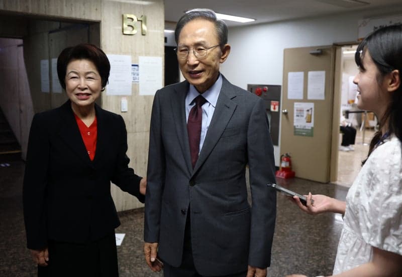 이명박 전 대통령, 김윤옥 여사와 지방선거 본투표 참여 "투표는 국민의 의무" 독려