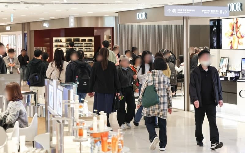 "성과급 받아 명품관으로"…'부의 효과'에 백화점주 동반 강세, 신세계 '신고가'