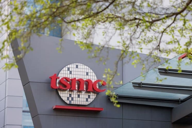 TSMC 회장, "AI칩 공급난 수년간 지속…삼성 추격은 꿈 깨라"