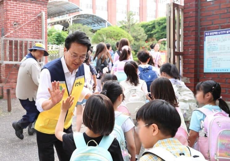 안민석 경기교육감 당선인, 첫 공식 일정은 등굣길 안전지도와 현장 중심 행보