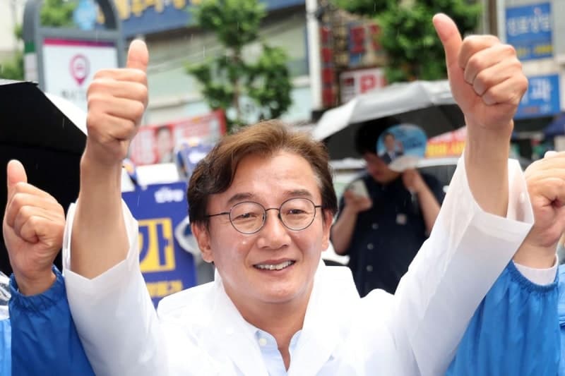 민주당, 8년 만에 부산시장 탈환…전재수, 박형준 꺾고 당선