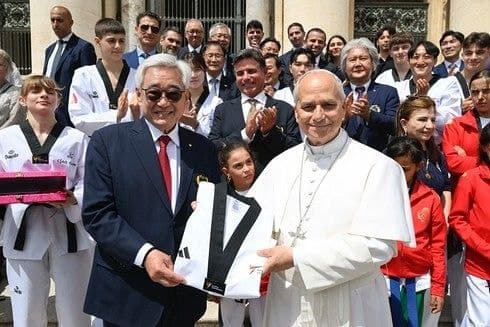 “전 세계 평화·인도주의 공로 인정”…교황, 태권도 명예 10단 됐다