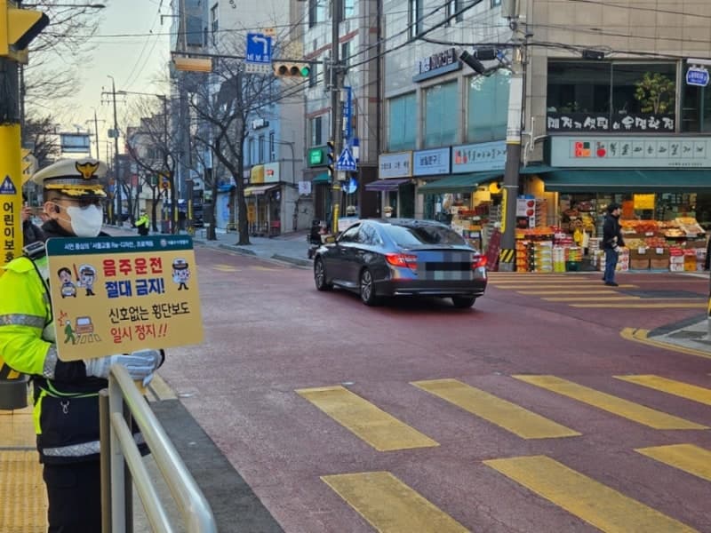 대낮 학교 앞 만취 운전 20대, 시내버스 '쾅'…승객 15명 날벼락