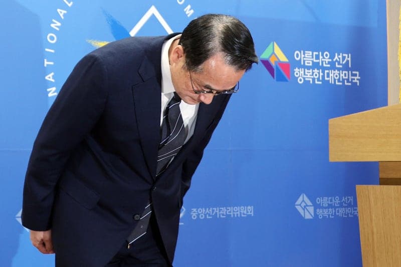 선관위, '투표용지 부족 사태' 진상규명위 설치…"잠실 7동 투표함 이송 설득 중"