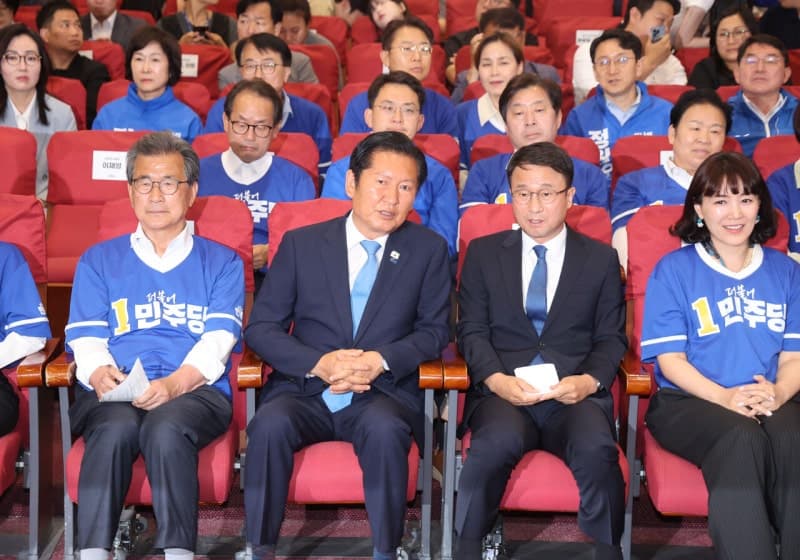 민주당, 광역단체장 12곳 압승…지방권력 장악했지만 서울 패배에 '찜찜한 대승'