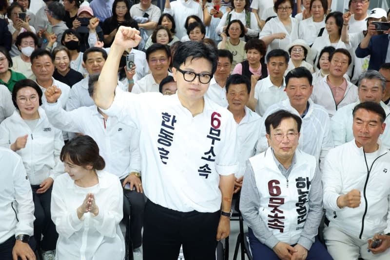 민주당 지방선거 압승, 국정 안정론 승리…투표용지 사태 논란