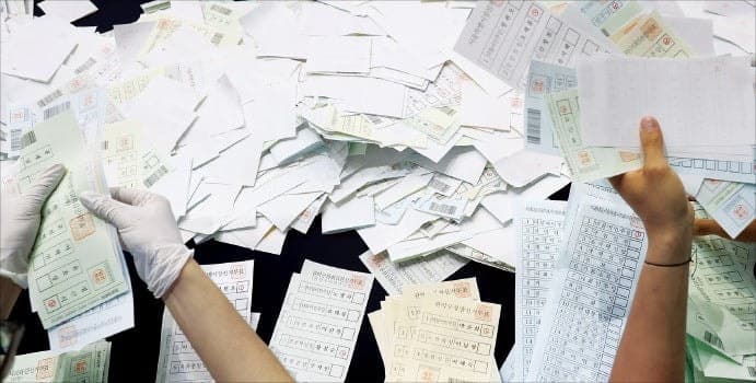 민주당, 서울 구청장 23곳 '싹쓸이' 기세…4년만에 반대로 뒤집혔다