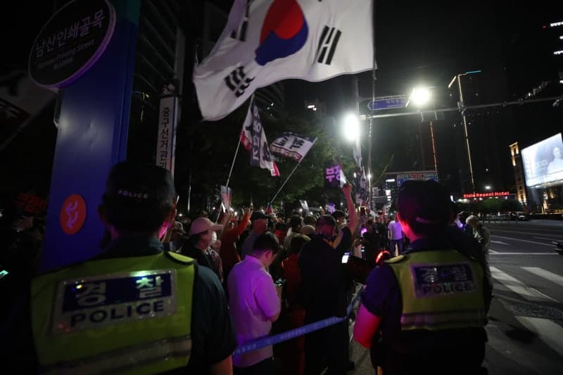 “창문 깨고 들어가자” 잠실7동 투표소 수백명 포위, 투표함 반출 저지 대치…경찰 기동대 투입