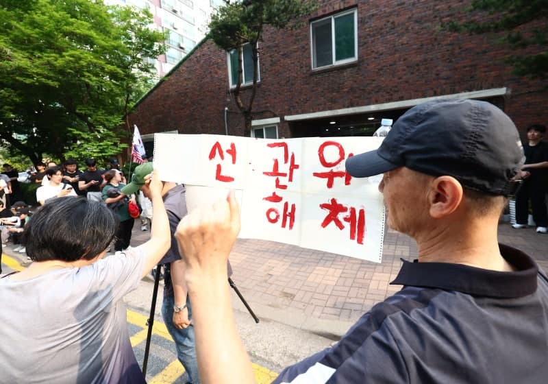 '시위대 봉쇄' 22시간 만에 잠실7동 투표소 관계자 병원 이송…"가방 수색해야"