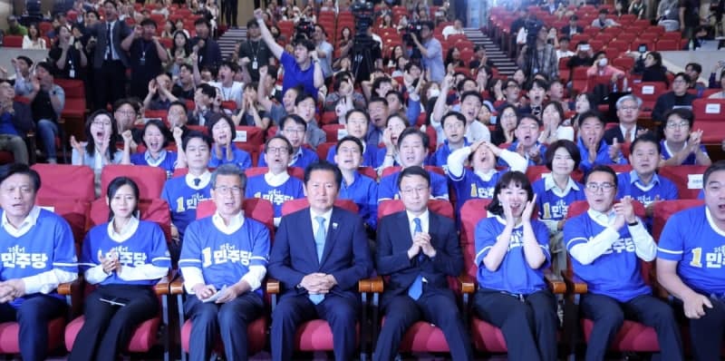 민심 '李정부 안정론' 택했다…'파란 물결' 속 吳·韓 생환에 보수재편 기대감도