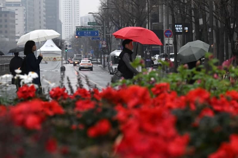 "우산 챙기세요" 전국 흐리고 곳곳 소나기…돌풍·천둥·번개 유의