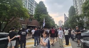 선관위 "잠실7동 미반출 투표함에 2천표 담겨있다"…'부정선거' 시위대가 투표함 반출 막아
