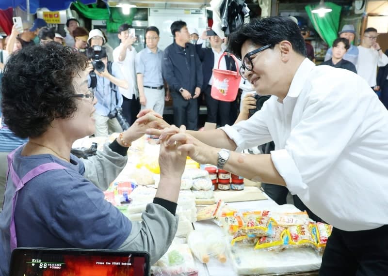 역전승 한동훈, 구포시장서 "제가 해내겠다" 당선 감사 인사