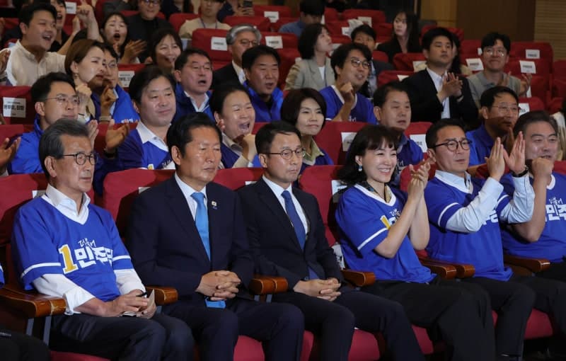 11대 1 출구조사 결과에 희비 교차한 여야, 민주당은 환호, 국힘은 침묵