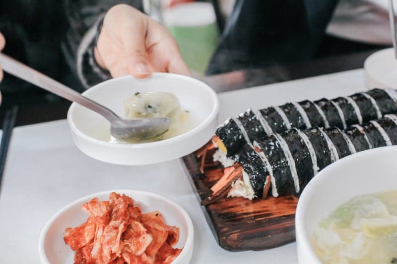 "김밥이나 마는 게, 나 벤처투자자야" 폭행한 손님…경찰 오자 무릎 꿇고 읍소