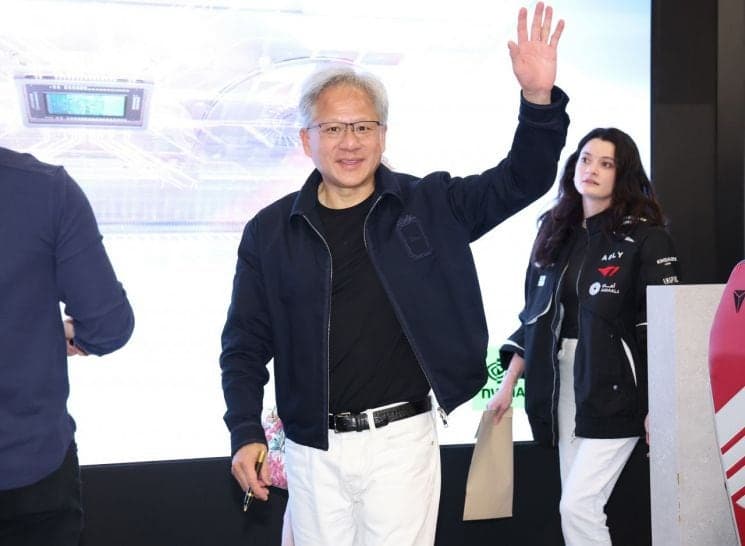 방한 젠슨 황, 공항패션도 화제…가죽재킷 대신 선택한 명품 '디올' 가격은?