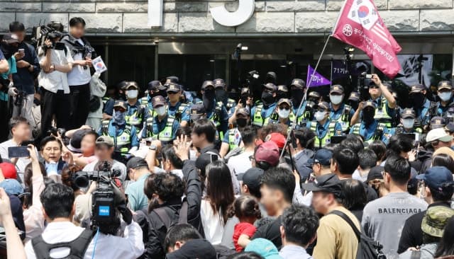 잠실 투표소 이어 이번엔 '개표소 봉쇄'…300여명 입구 막고 재선거 요구