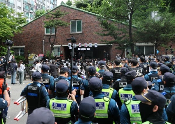 경찰, 잠실투표소 시위대 충돌 끝 연행…"갇힌 투표함 구출하라" 투표소 진입