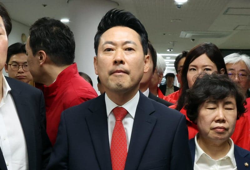 장동혁 "희망 불씨 지켜냈다" 자평에도…국힘 내부 '사퇴론' 봇물