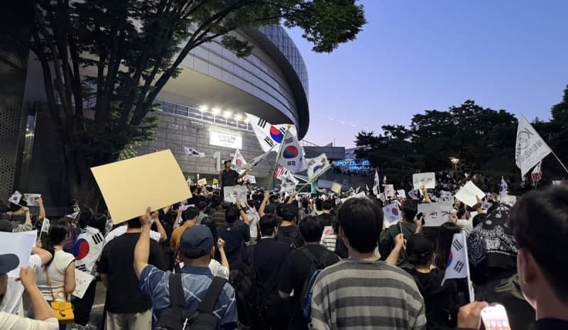 "재선거!" 개표소 봉쇄한 시위대…1천명 결집 투표지 반출 저지