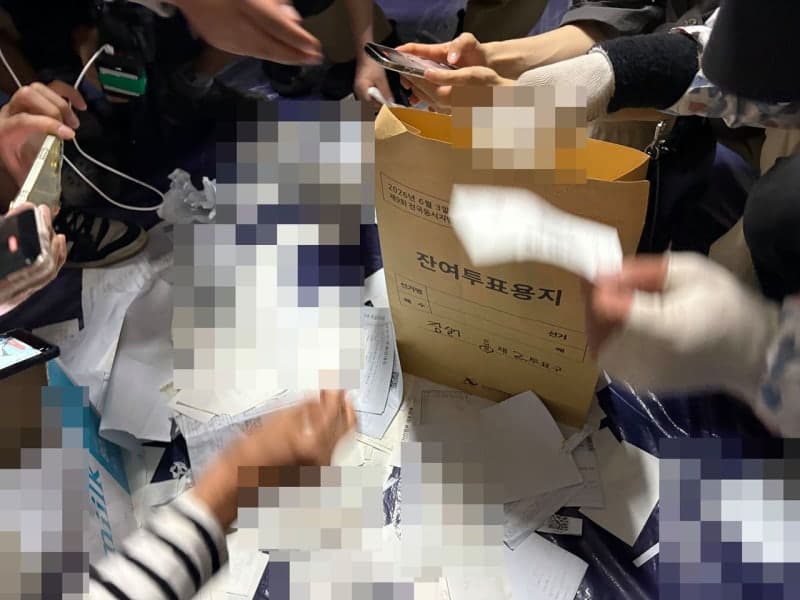 선관위, 유권자 정보 담긴 '명부 전표' 투표소에 버리고 "우리 소관 아냐"