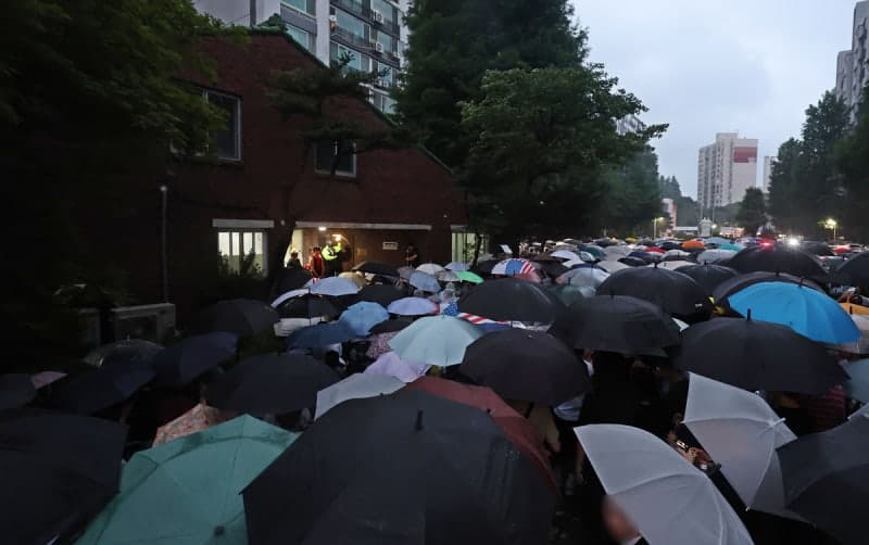 잠실 7동 투표함 24시간째 개표장 못 가… "송파로 와주세요" 시위대 1400명 대치