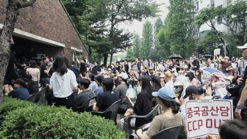 경찰, '잠실7동 투표소 봉쇄' 시위대에 해산 명령…기동대 투입 물리적 충돌 발생