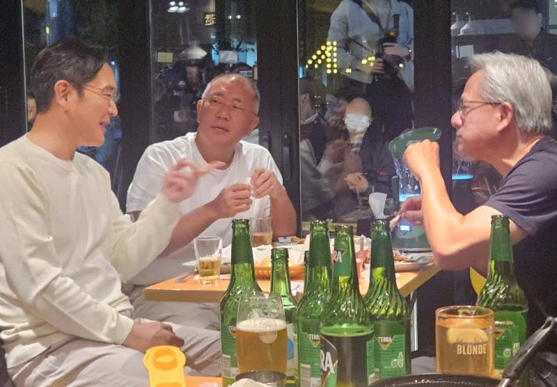 젠슨 황, 올해도 '테슬라' 들었다…하이트진로, 2년 연속 홍보 효과
