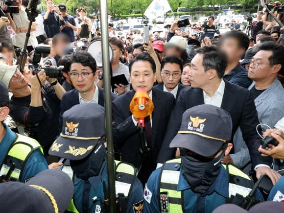 '용지 부족' 잠실7동 투표함 개표 시작…장동혁 등 개표소 진입 요구, 시위대 "개표 중단"