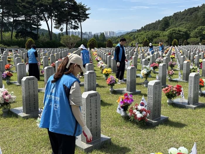 "독립운동 정신 잇겠다" 자생한방병원, 호국보훈의 달 맞아 국립현충원 참배·정화활동