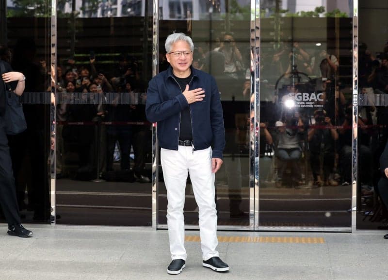 방한 젠슨 황, 공항패션도 화제…가죽 재킷 대신 선택한 '디올' 가격은?