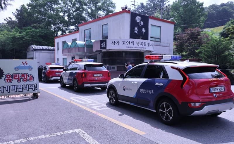 경찰·노동청, 한화에어로 대표·사업장장 휴대전화 압수…서류 5400점 확보