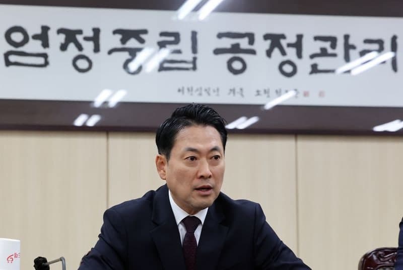 장동혁 "참관인 없이 옮긴 투표함은 휴지통" 선관위 항의 방문, 국조·특검 촉구