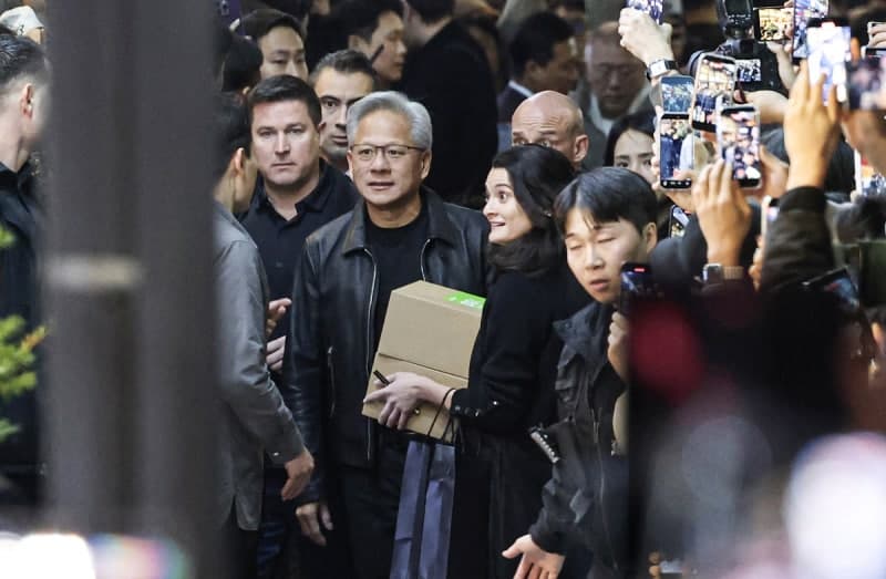 젠슨 황 "서울에 AI 연구센터 지을 것…선물은 올해 신제품 4종 관련"