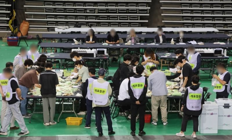 잠실7동 투표함 개표 시작…개표소 앞 시위대 "개표 중단" 항의