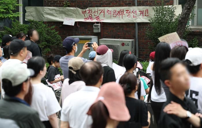 투표소 봉쇄 사흘째, 주민들 "퇴거 요청서"까지…소음·주차난에 고통