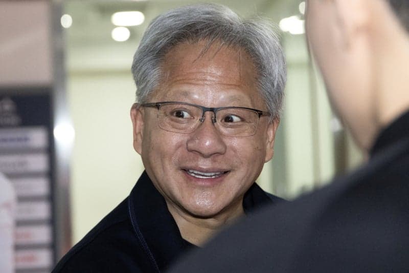 젠슨 황, 최태원·구광모·이해진과 홍대서 '불금 삼겹살 회동'…물 따르는 구광모, 술 따르는 최태원