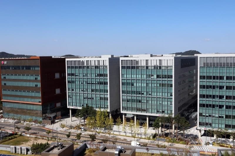 KB증권 "LG이노텍, AI 기판 구조적 공급 부족…목표가 200만원으로 상향"