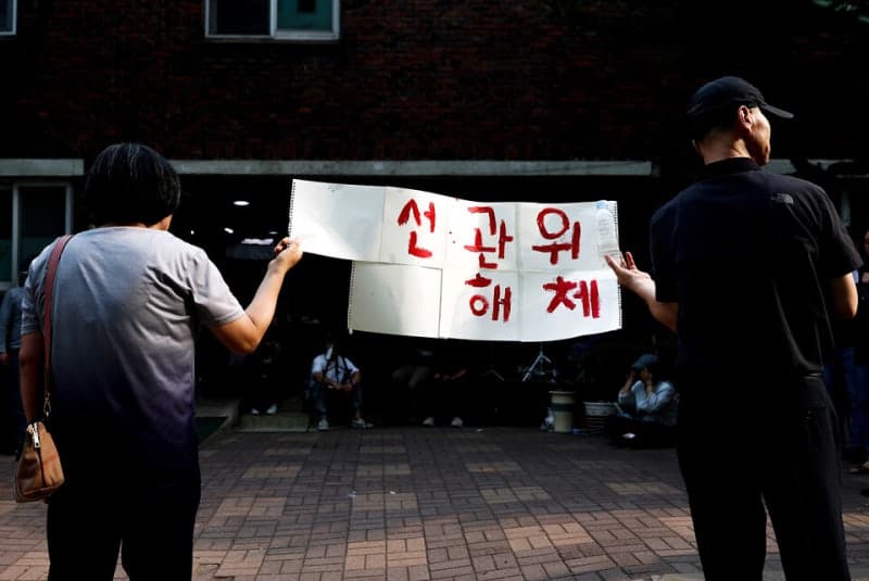 전공노 "선관위 투표용지 사태 책임지고 현장공무원에 사과해야…대책 없으면 선거업무 거부"