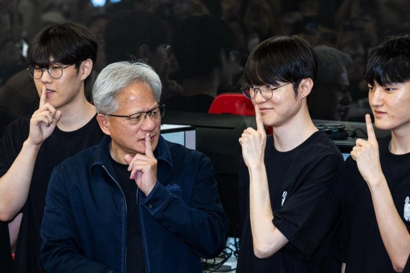 PC방 간 젠슨 황, 페이커 만나 "한국은 e스포츠 발상지"…'RTX 5090' 특별판 공개