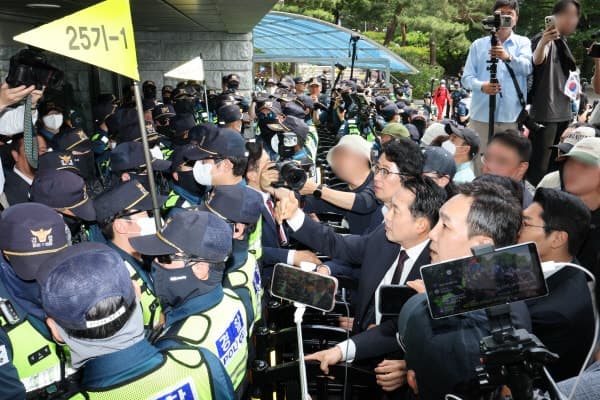 잠실 개표소 앞 '아수라장'…시위대 250명 재집결, 개표 중단 요구하며 경찰과 대치