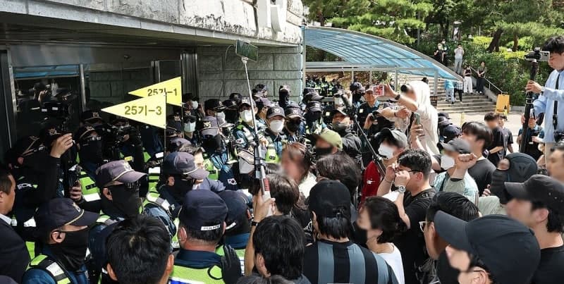 잠실 개표소 앞 600명 대치, 시위대 점거에 선관위 직원 '고립'…재선거 요구